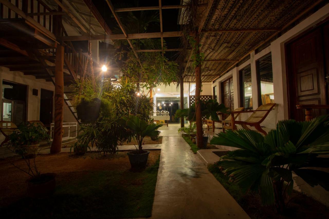 Water Edge Hotel & Restaurant Baie d'Arugam Extérieur photo